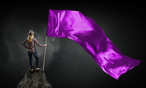 紫色挥舞的女人学生女孩穿着休闲装,手里着紫色的旗子图片