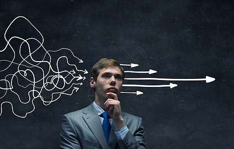 较强的决策能力思想的商人,他的脑海中冒出了箭头思想图片素材