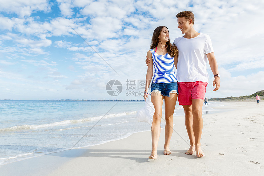 浪漫的轻夫妇海滩上浪漫的轻夫妇海滩上沿着海岸散步图片