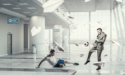 办公室踢足球穿着西装的商人现代办公室打球图片