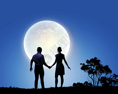 月光女孩浪漫的站月光下的轻浪漫夫妇的剪影背景