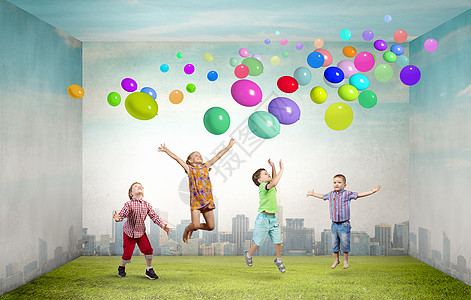 好玩的孩子抓住气球群快乐的孩子玩五颜六色的气球图片