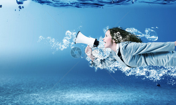 水下的女人穿着西装的轻女商人水晶蓝色的水里游泳图片