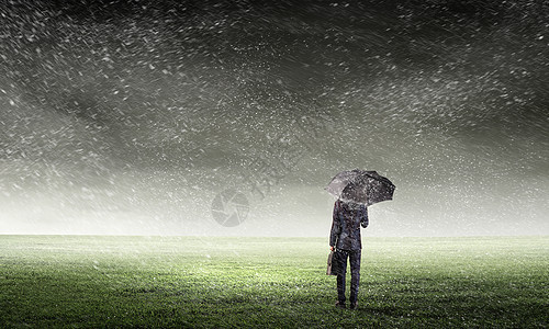 带雨伞的商人带着雨伞下手提箱的商人的背景图片