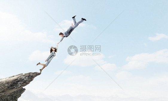 伙伴关系两个轻的商人天空中飞翔图片