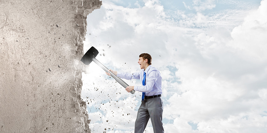 的商人轻坚定的商人手里着大撞墙