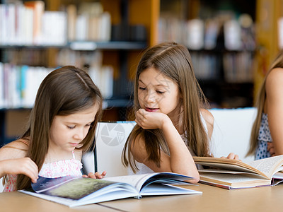 小女孩图书馆看书们喜欢读书图片