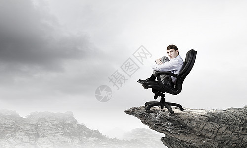 轻沮丧的商人坐远离世界的椅子上别烦图片