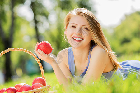水果排列带苹果的女孩夏天公园里带着苹果的轻漂亮女人背景