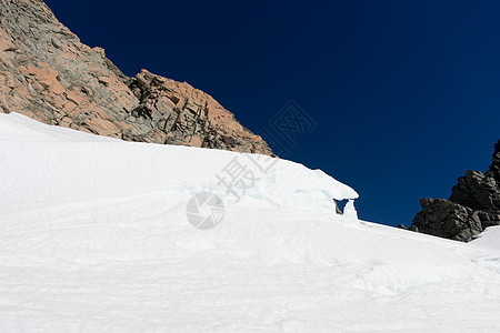 雪山山景雪,蓝天清澈图片
