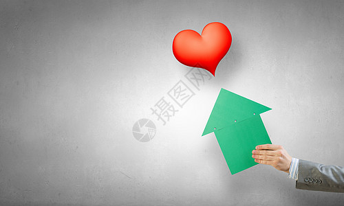 箭头指针手人的手用绿色的箭头指向红色的心脏图片