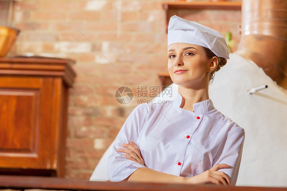 轻的女人饭轻女子厨师站厨房的形象图片