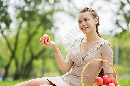 带苹果的女孩夏天公园里带着苹果的轻漂亮女人背景图片