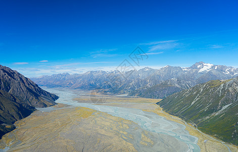 新西兰清澈蓝天的石岩自然景观图片