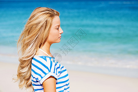 轻的女人海滩上放松轻漂亮女人沙滩上放松的肖像图片