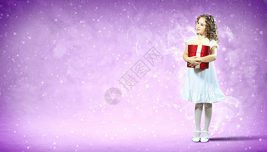 个可爱的轻女孩着诞礼物,深色背景诞灯图片
