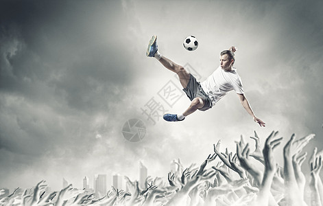 足球迷足球运动员跳跃中踢球图片