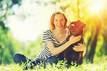 最好的朋友轻的女孩带着猎犬夏天的公园散步图片