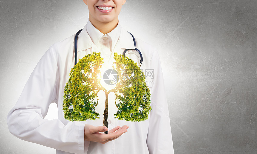 绿色健康药物特写女医生手里着绿树图片