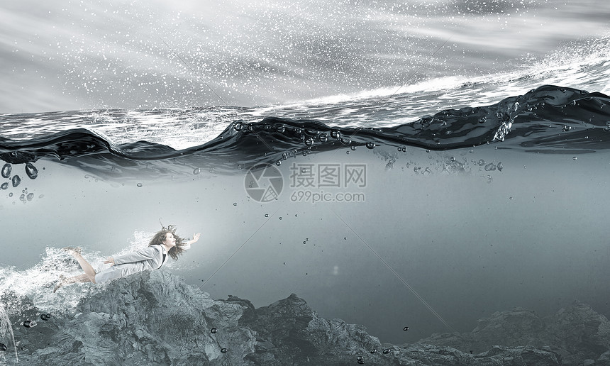 女商人水下穿着西装的轻女商人暴风雨中游泳图片