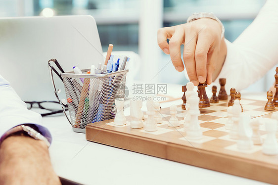 两个商人办公室里下棋战略游戏图片