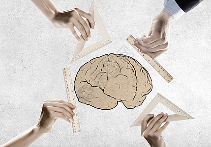心理健康用尺子拉近人的手测量大脑图片