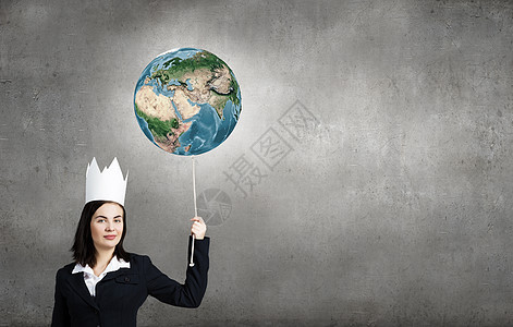 世界女王戴着地球行星气球的纸冠的轻女商人这幅图像的元素由美国宇航局提供的背景图片