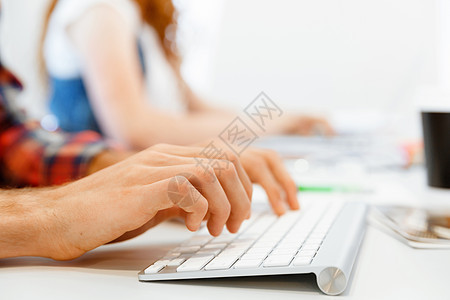 双手键盘上打字办公室工作人员键盘上打字的手图片