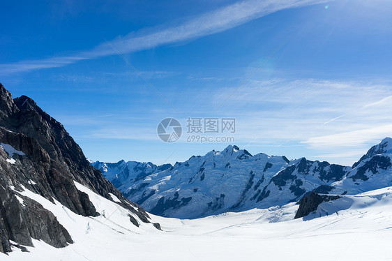 雪山山景雪,蓝天清澈图片