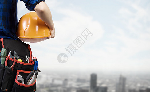 建筑女机械师与黄色头盔手的城市背景图片