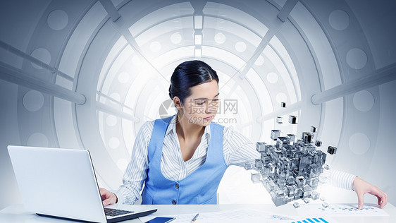 新技术交叉的过程轻微笑的女商人与笔记本电脑数字悬浮立方体工作图片
