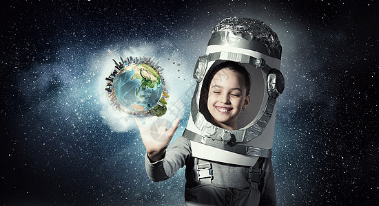 会探索太空可爱的小女孩,头上戴着纸箱头盔,梦想成为宇航员这幅图像的元素由美国宇航局提供的图片