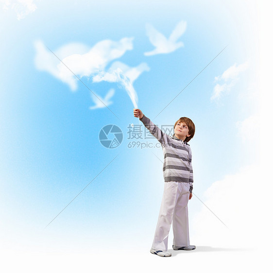 可爱的男孩梦小可爱男孩天空中捕云的形象图片