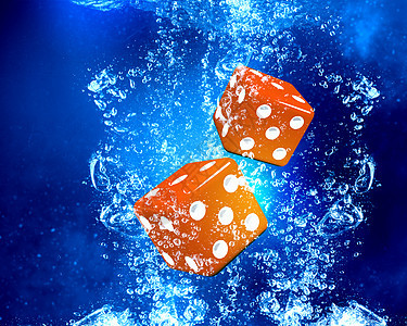 水下骰子立方体图像与骰子立方体清澈的蓝色水图片