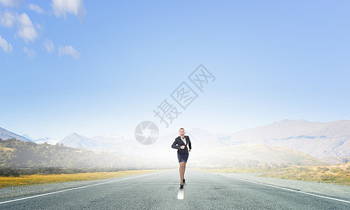 她准备好参加比赛了轻坚定的女商人竞争手路上奔跑背景图片