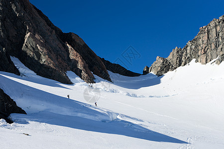 新西兰群人新西兰山脉的雪地里行走图片