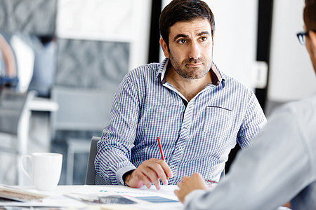 芳族坐办公桌前的男上族轻的商人坐办公室的桌子上背景