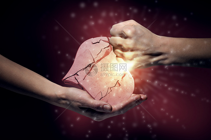 破碎的石头心特写人的手碎石心