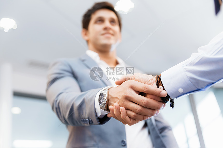商人握手互相问候握手的商人软焦点图片
