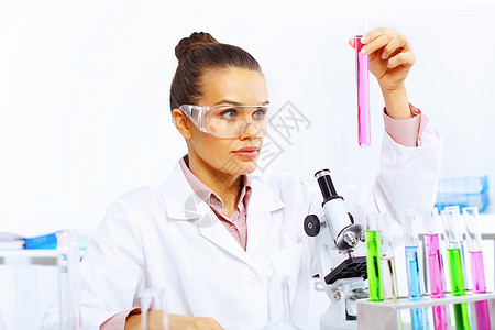 年轻的女科学家在实验室里处理液体图片