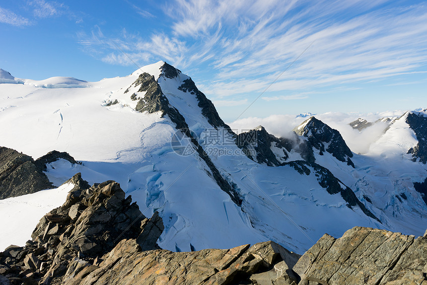 雪山山景雪,蓝天清澈图片