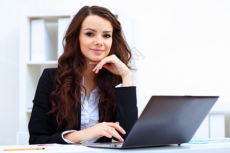 年轻的女性在电脑前办公图片