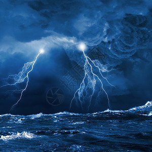 海上雷雨大浪闪电的夜晚图片