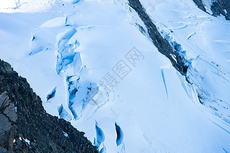 雪山山景雪,蓝天清澈图片