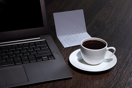 办公桌上的电脑咖啡纸背景图片