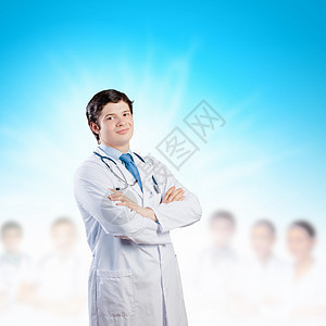 自信的医生快乐自信的医生形象,穿着制服,与同事背景图片