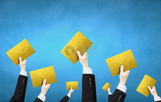 电子邮件群商人举手着电子邮件标志图片