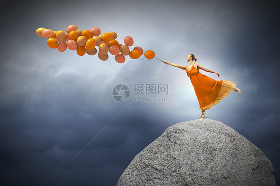 跳舞的女人穿着连衣裙芭蕾舞的轻女人用五颜六色的气球跳舞图片