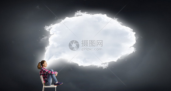 让想想十几岁的女孩坐椅子上,头顶上云泡图片