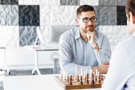 轻人下棋轻的商人办公室下棋图片